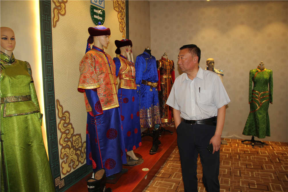 呼和浩特市人大常委會副主任、市工會主席斯欽畢力格一行深入內(nèi)蒙古德利源民族服飾有限公司開展調(diào)研工作。