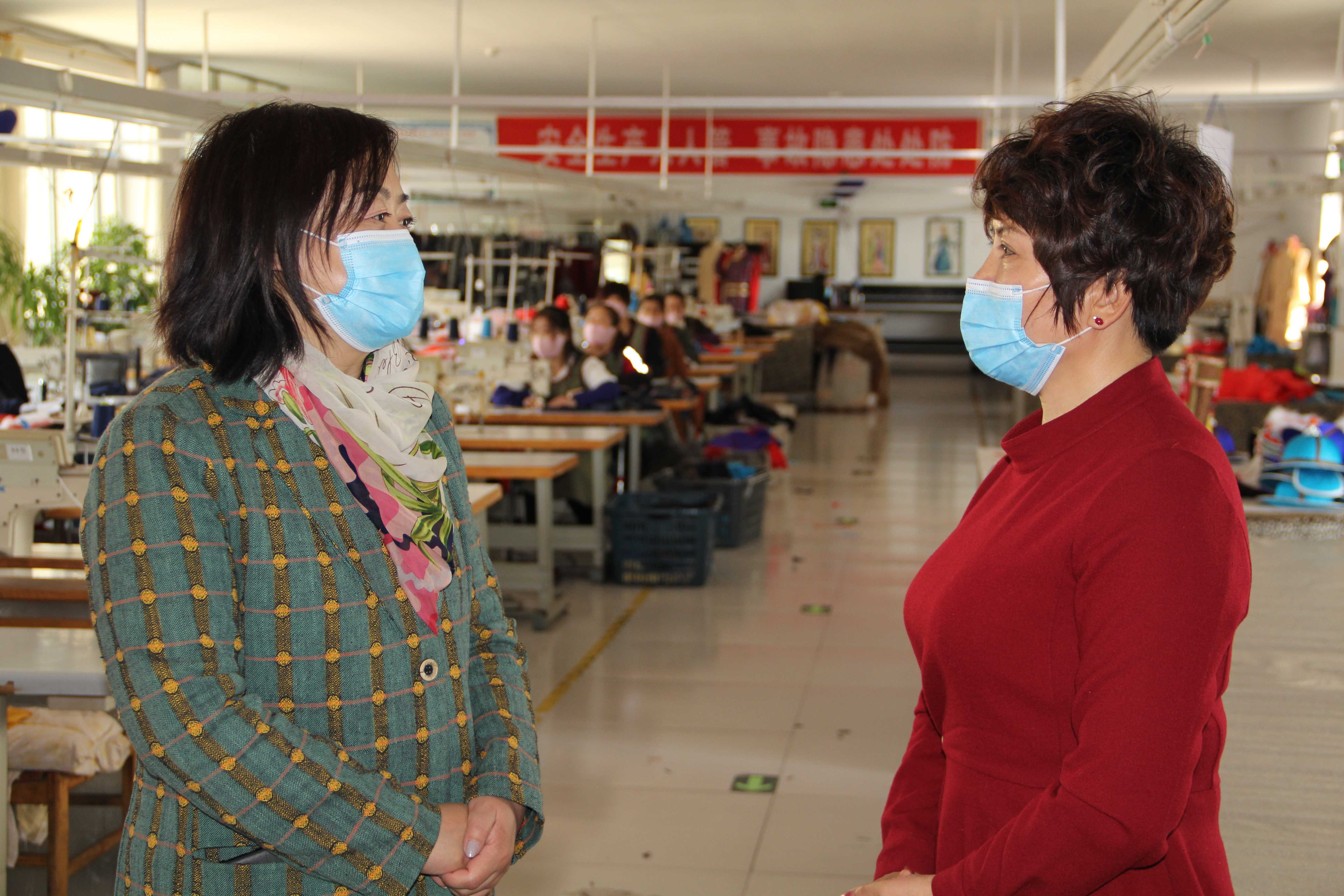 呼和浩特市婦聯(lián)深入內(nèi)蒙古德利源民族服飾有限公司開展“草原巾幗脫貧行動”專題調(diào)研