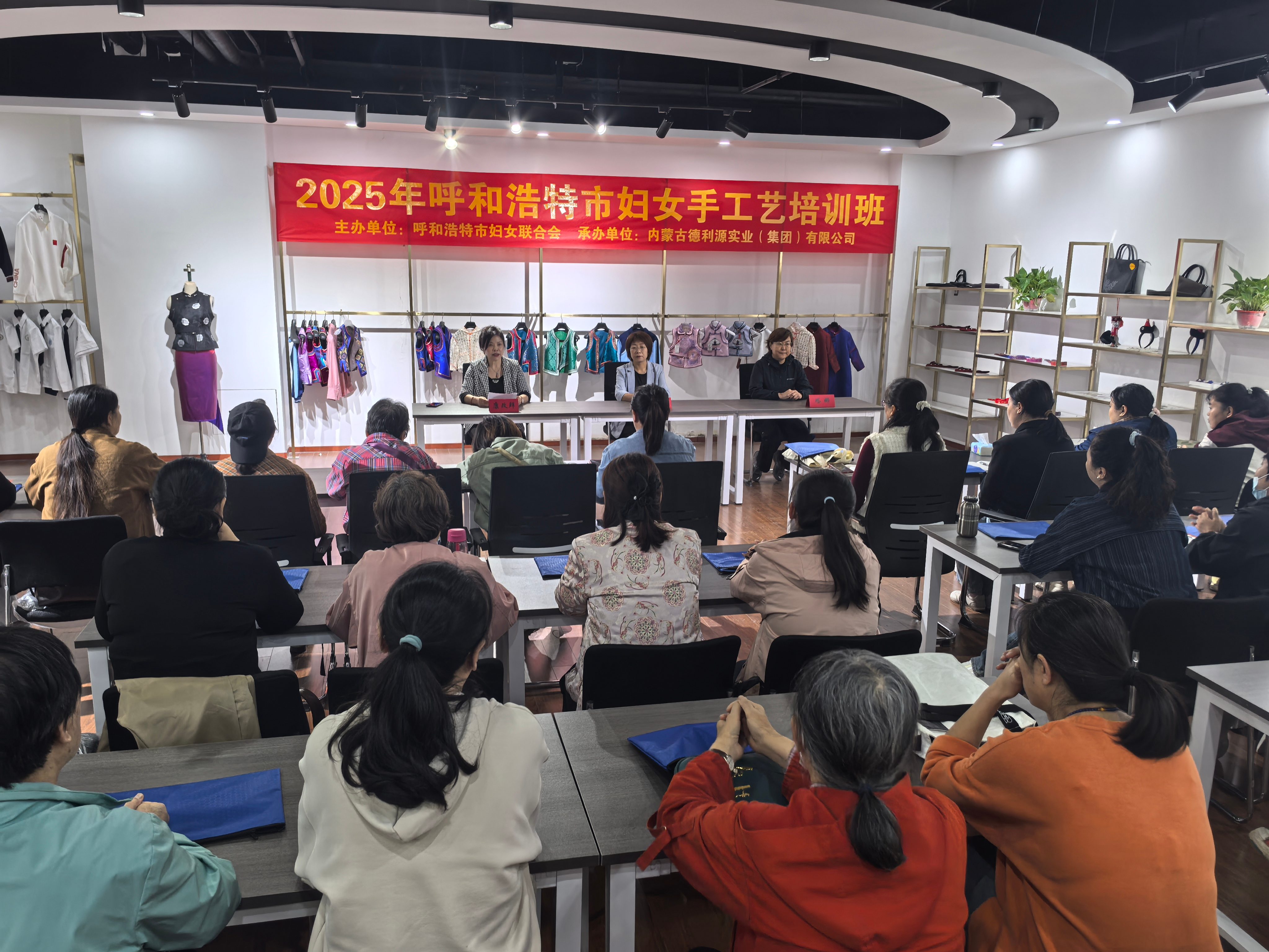 家門(mén)口學(xué)技能，靈活就業(yè)有門(mén)路！2025年呼和浩特市婦聯(lián)婦女手工藝培訓(xùn)圓滿完成